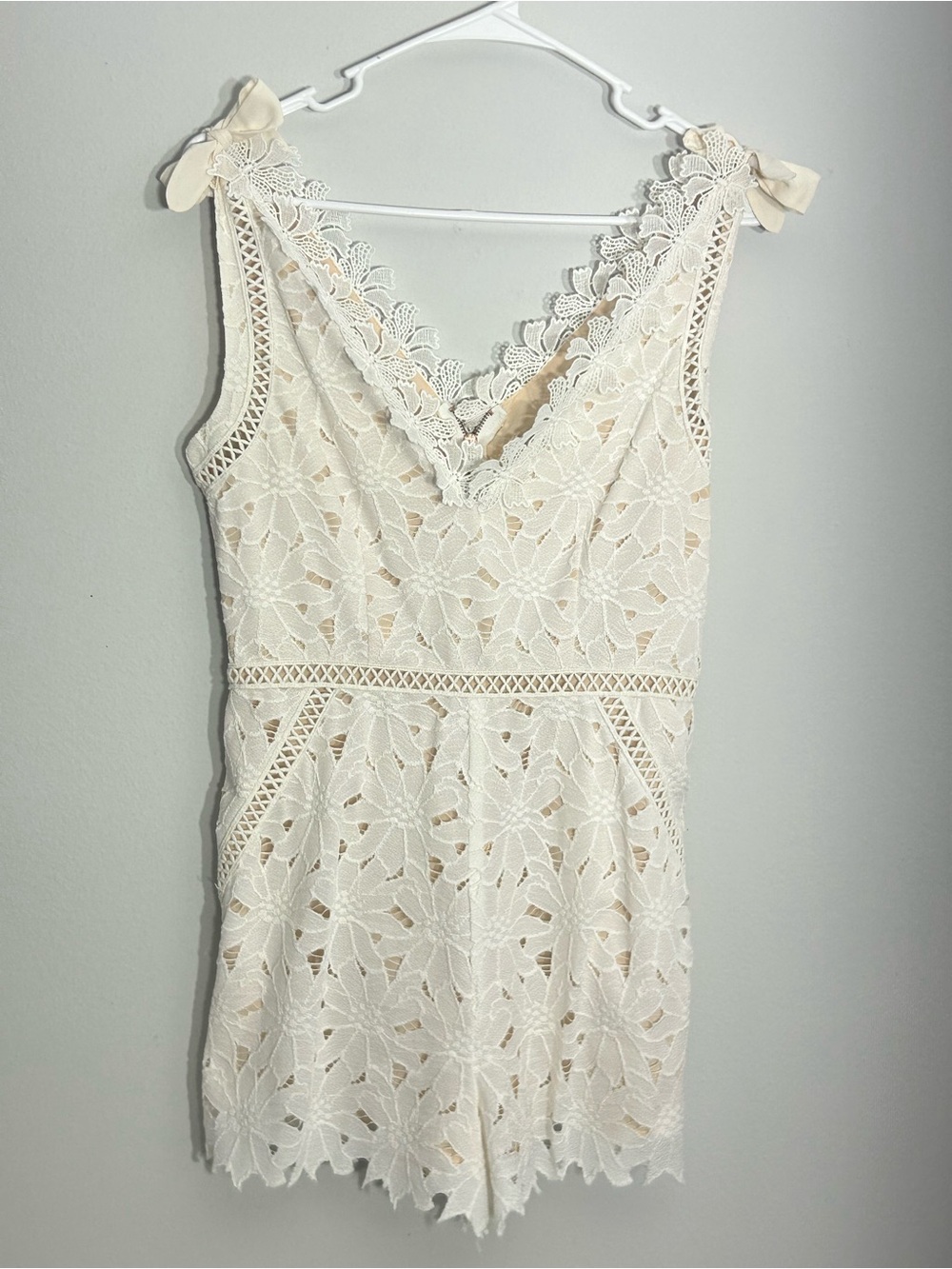 SAYLOR Free People Juliet Cream Floral Lace V-Neck Romper Shoulder Ties Zip Sz S